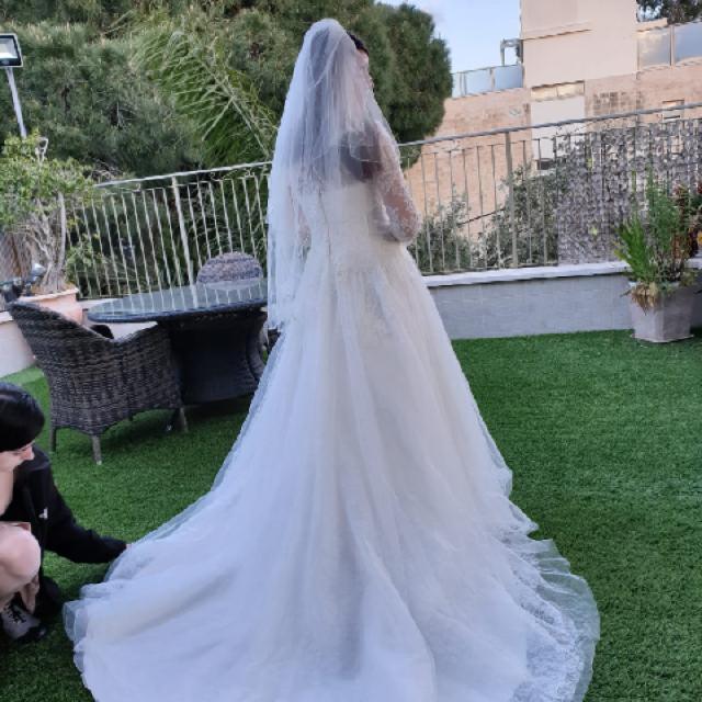 שמלת כלה צנועה, במידה 38- 40. עם הינומה והרבה רקמה . שכבות בד מיוחדות