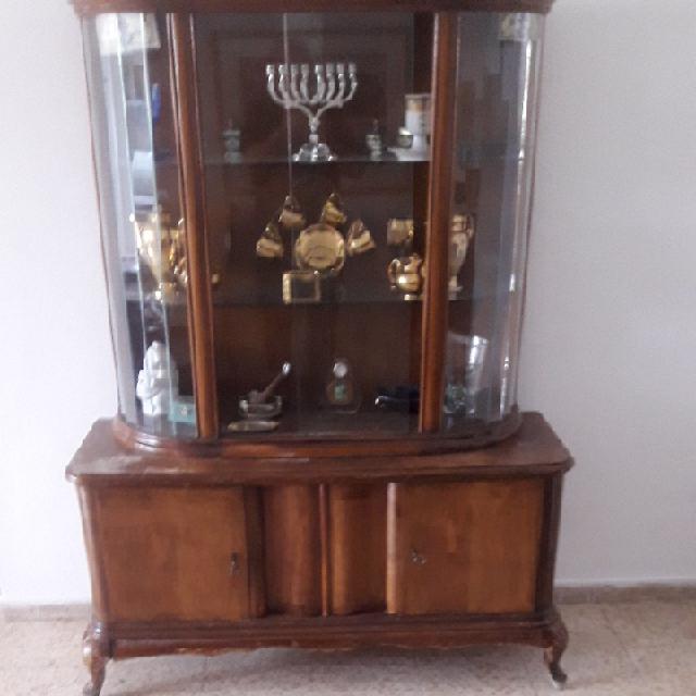 במזנון עתיקה זקוק לטיפול תיקון ופוליטורה