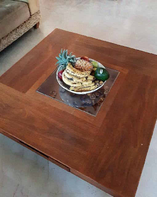 שולחן מעץ מלא איכותי עם זכוכית במרכז