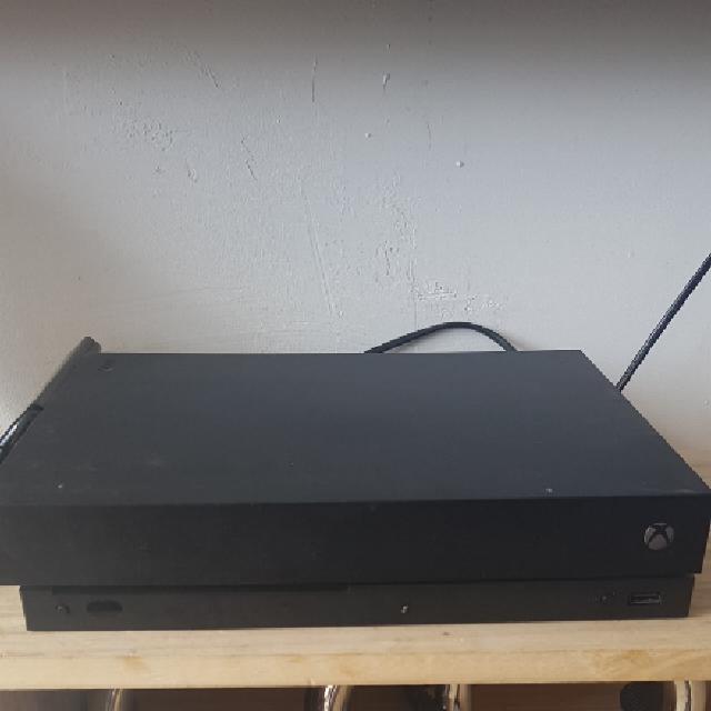 xbox one x פלוס שלוש משחקים ושתי שלטים