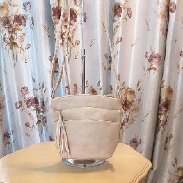 תיק מאוד פרקטי,למרות גודלו הקטן,מחולק ל3 תאים.