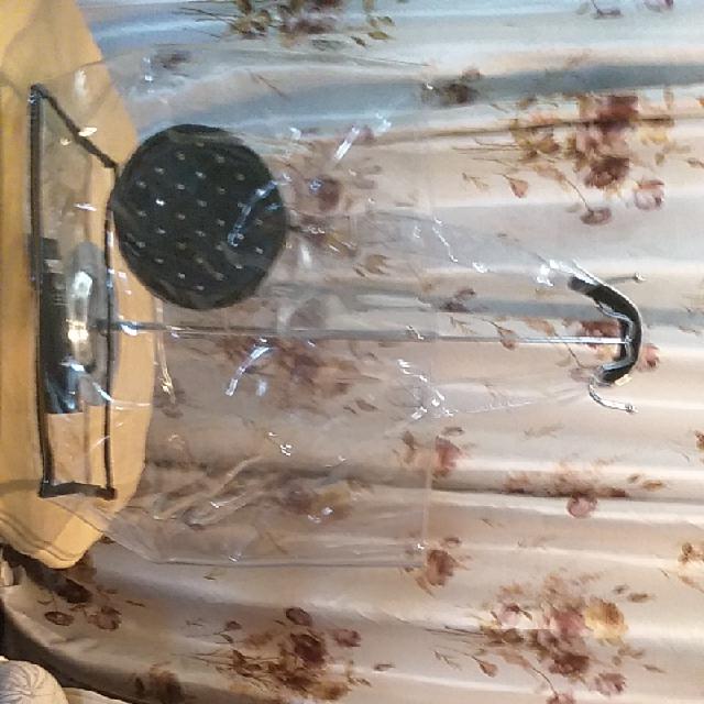 תיק שקוף,מרווח,עם ארנק ושמפו איכותי.