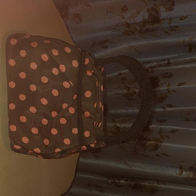 תיק מגניב,וקל,משמש גם כתיק לקוסמטיקה.