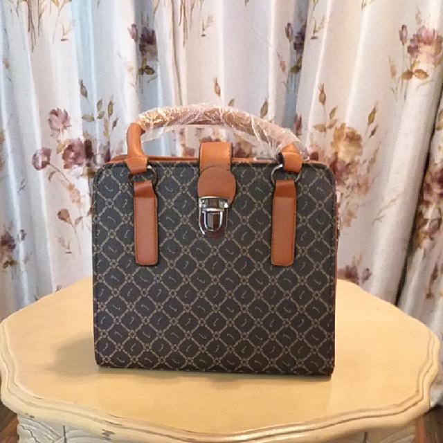 תיק קלסי לכל העונות ,וגם אלגנטי.