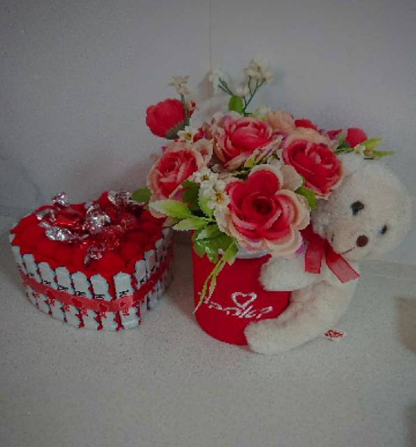 מארז מעוצב בקינדרים ממולא בבונבוניירות שוקולד לצד דובון עם פרחים ❤️🐻💐