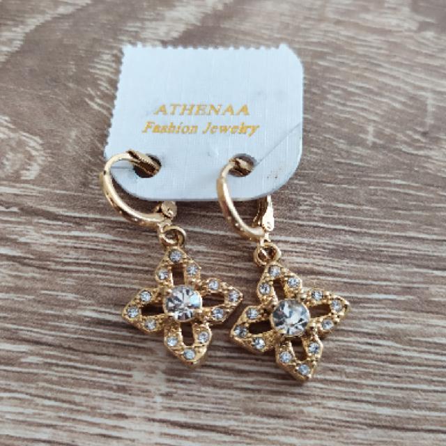 עגילים יפים