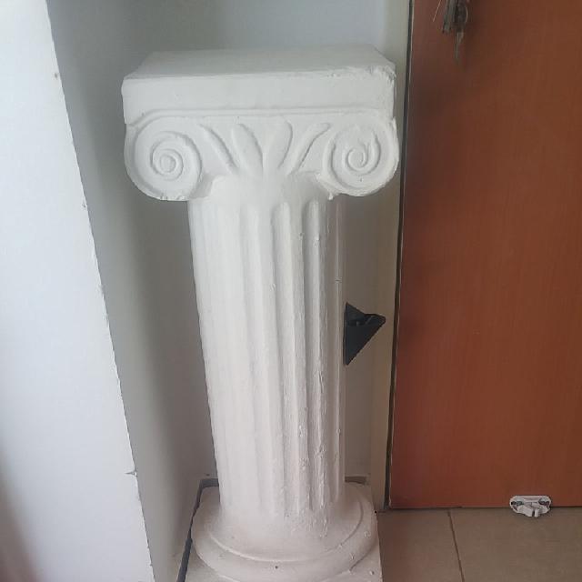 2 עמוד מאבן. קישוט לבית או לגינה