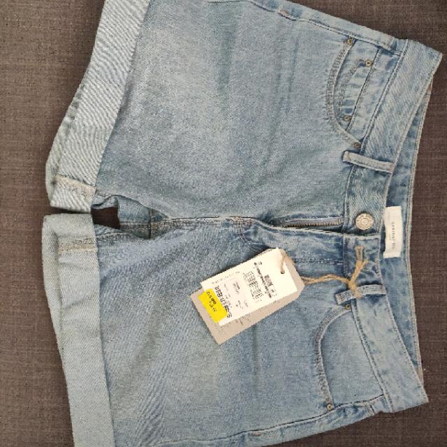 שורט ג'ינס ובגדי ים