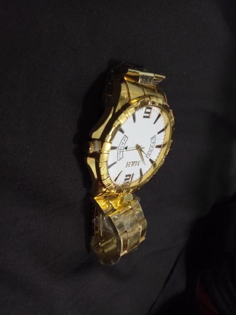 שעון יד מעולה צבע זהב מחיר מציאה