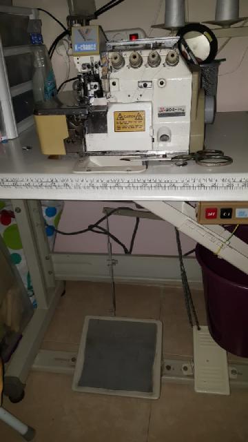 מכונת תפירה ומכונת אוברלוק