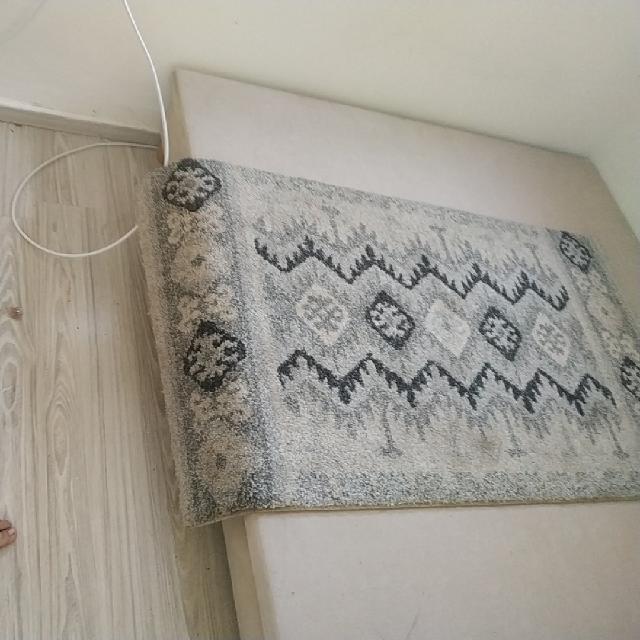 שטיח בהיר 150 שקל