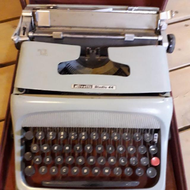 מכונת כתיבה Olivetti Studio 44
