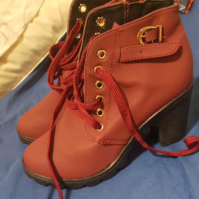 מוצר חדש שהגיע היום מגפיים מידה 41 כמו 40 39 וחצי מידה סינית נקנה באינטרנט במחיר טוב מוכרת אותו במחיר הקניה שלהם 200 שח בלבד