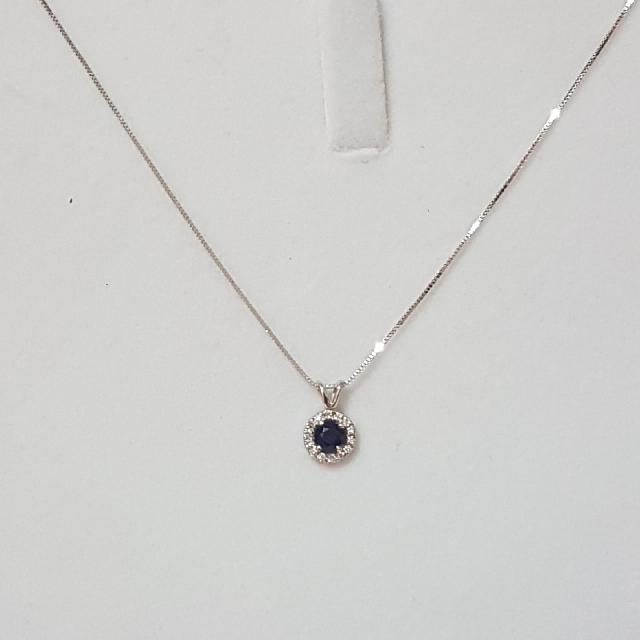 תליון זהב משובץ ספיר ויהלומים מסביב .