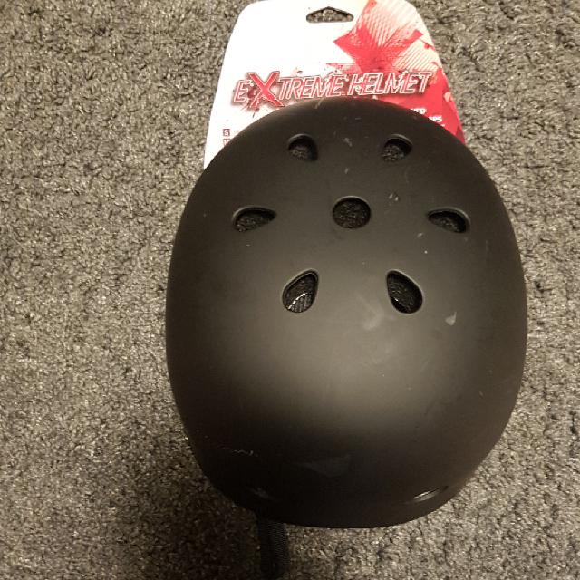 קסדה חזקה בצבע שחור (עומדת בדרישות התקנים)