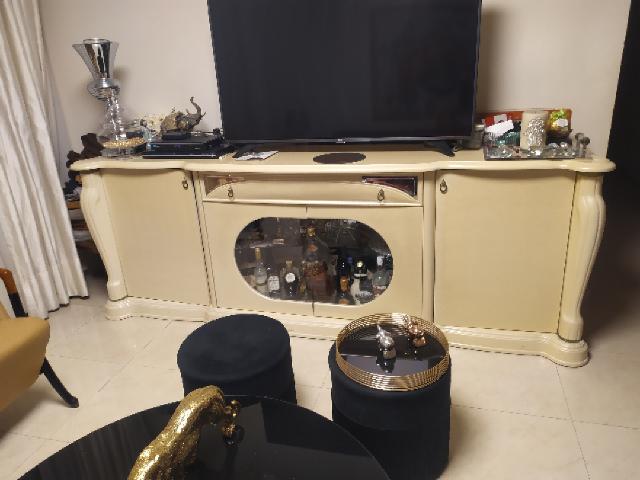 מזנון יוקרתי עם תצוגת זכוכית