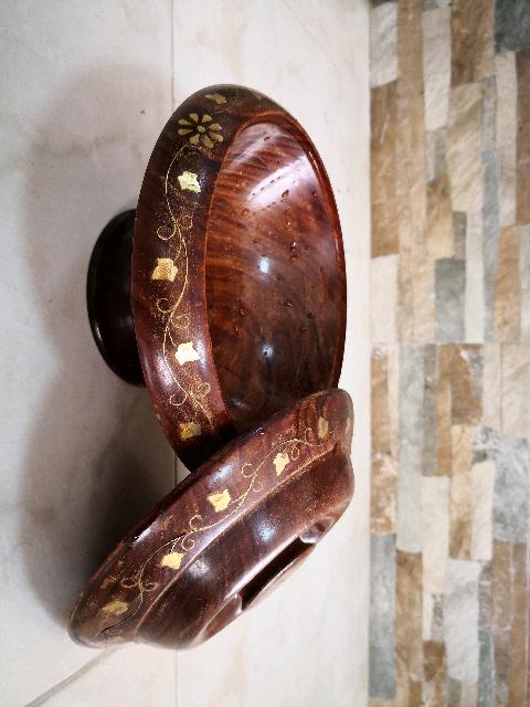 קערת ממתקים עם מכסה מעץ מלא עגולה מעוצבת