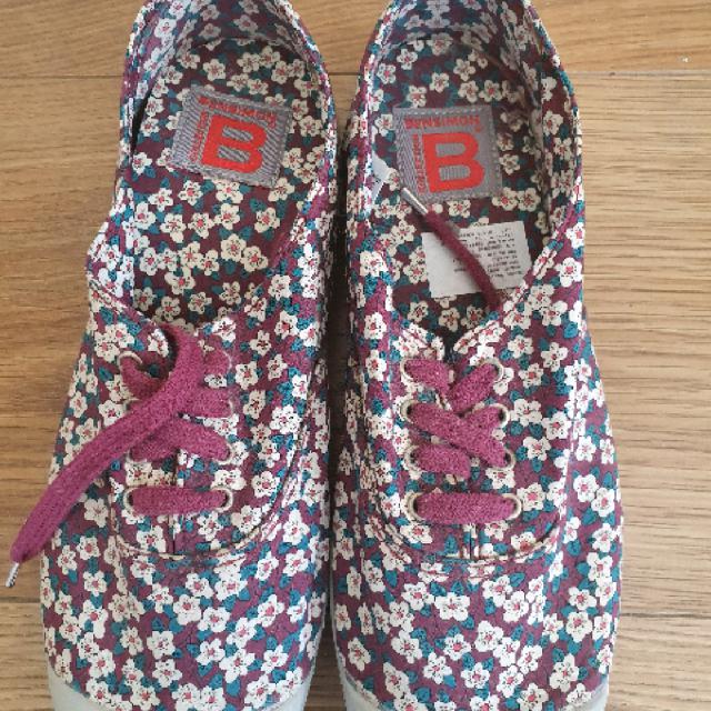 נעלי טניס פרחוניות מהמהדורה המוגבלת של Ben Simon