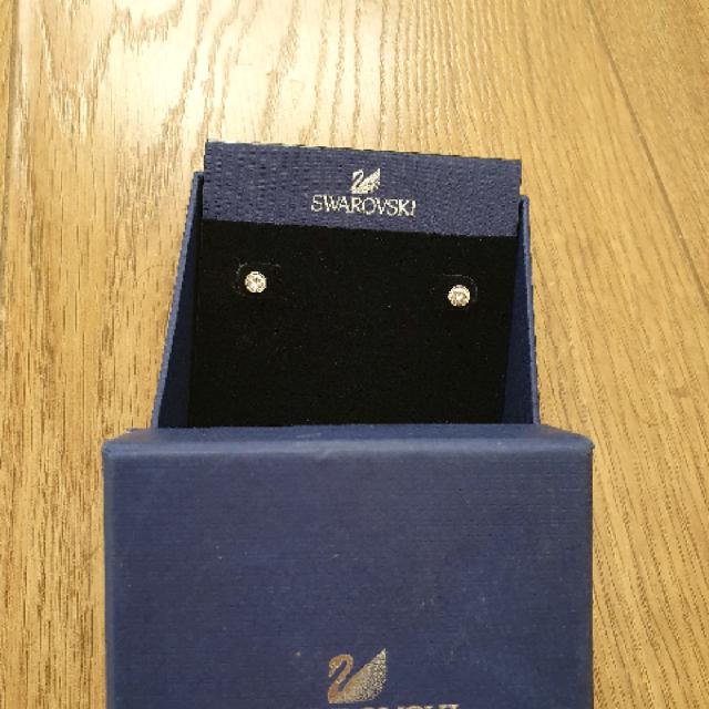 עגילי סברובסקי בקופסה המקורית בהנחה