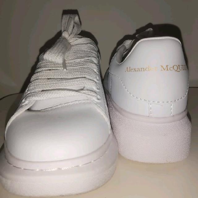 סניקרס מקווין