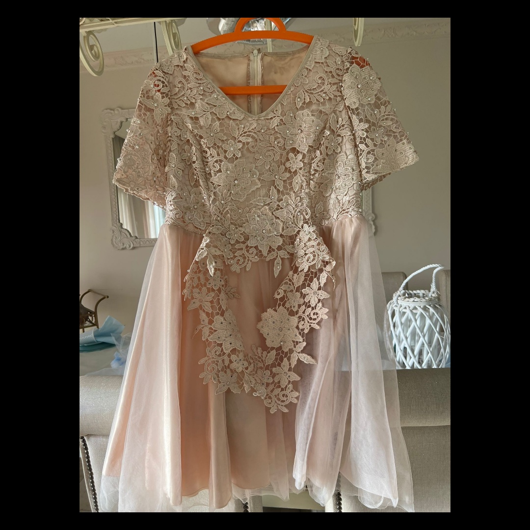 שימלה בתפירה אישית לאירוע משפחתי נלבשה פעם 1 יושבת מאוד מחמיא על הגוף מידה m/l