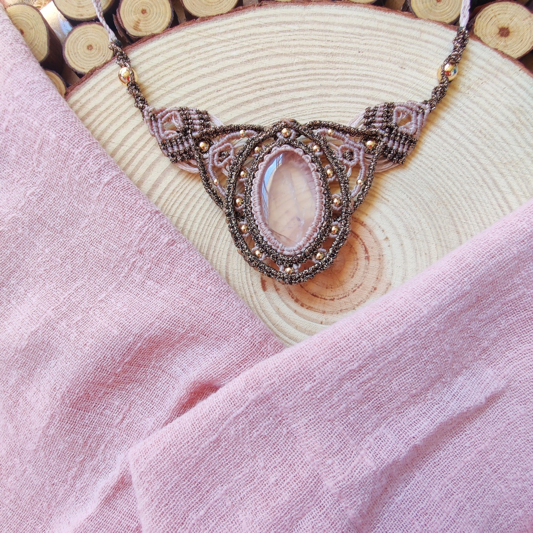 מקרמה שרשרת עם אבן מיוחדת קוורץ ורוד בשילוב של שני צבעי חוטים בז׳ וברונזה .